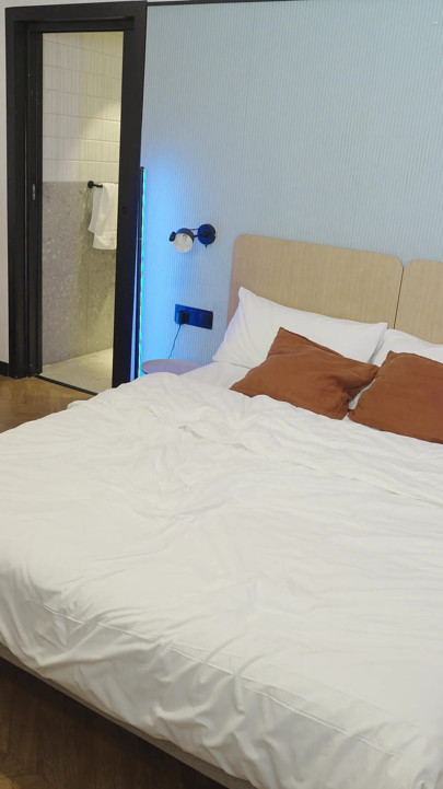 4k berjalan telanjang tanpa kaki seluruh tubuh di sekitar kamar yang merampungkan