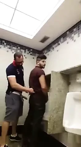 üreme bir sürtük içinde bir kamu banyo