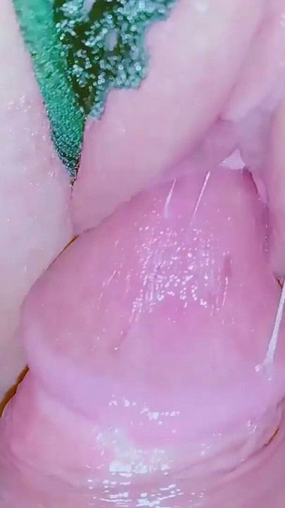 EU FODO a namorada LATINA de 18 ANOS do meu amigo com o novo DILDO DE VIDRO dela na sua BUCETA rosada | Clipe 1