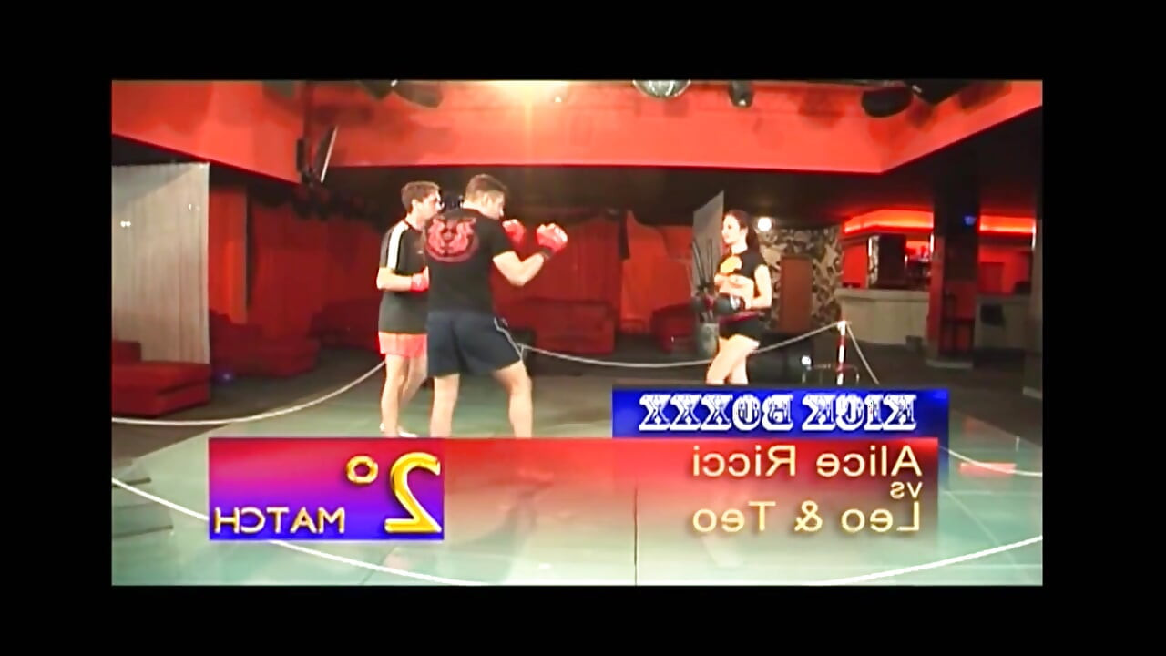 Dupla penetração para menina bonita na academia com gozada na buceta peluda