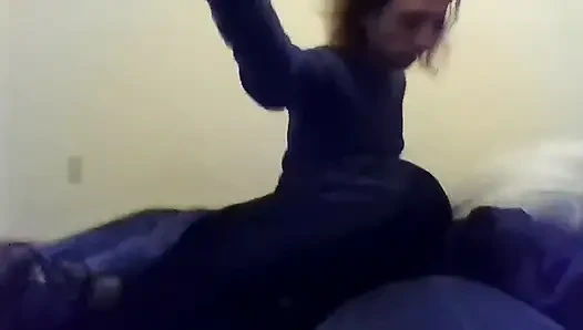Klitorisimle oynuyorum ve meme ucumu azdırıyor