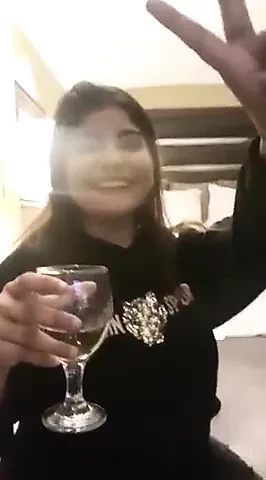 Pakistanski tiktoker, lokalni video, jebana od strane azijskih momaka u sobi.