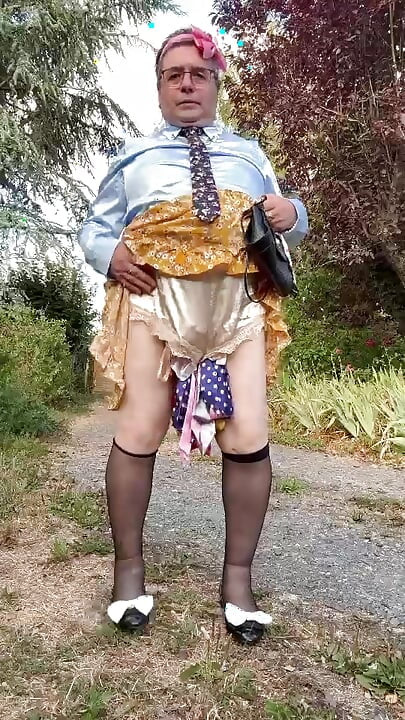 Dressed casually with a short yellow skirt with flowers for an evening out