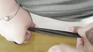Britse sletvrouw laat cuck manlief in haar slipje aftrekken nadat ze is gebruikt