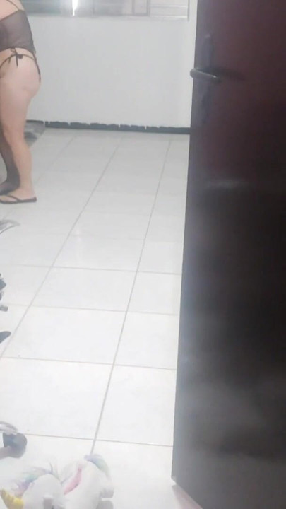 Momen penting dari "Ibu rumah tangga mengeluh kepada teknisi bahwa suaminya tidak memperhatikan pakaian dalam barunya. Dia memakainya"