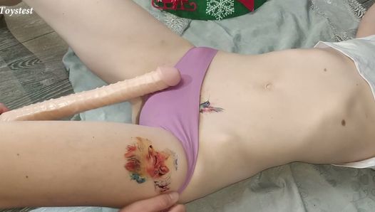 Lange dildo voor mijn stiefzus. Brengt haar snel tot een orgasme