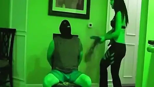 Kassie kay bestraft einen aussenseiter