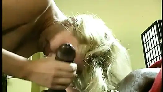 Wunderschöne blondine nimmt zwei gesichtsbesamungen von ihren gut bestückten schwarzen liebhabern, nachdem sie einen doppelpenetration bekommen hat