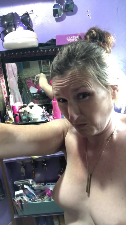 หัวนม, หัวนม, หลุมและพุ่มไม้อย่างอร่อยในหน้าของคุณในขณะที่ Rachel Wriggler แก้ผ้าปรับปรุงบ้านโดยประตูหน้าของเธอ | คลิป 1