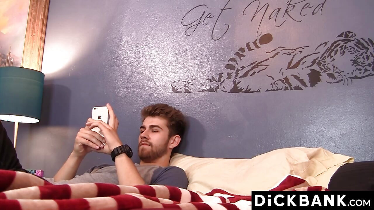 Yakışıklı Andrew James porno izlerken sert yarağını mastürbasyon yapıyor