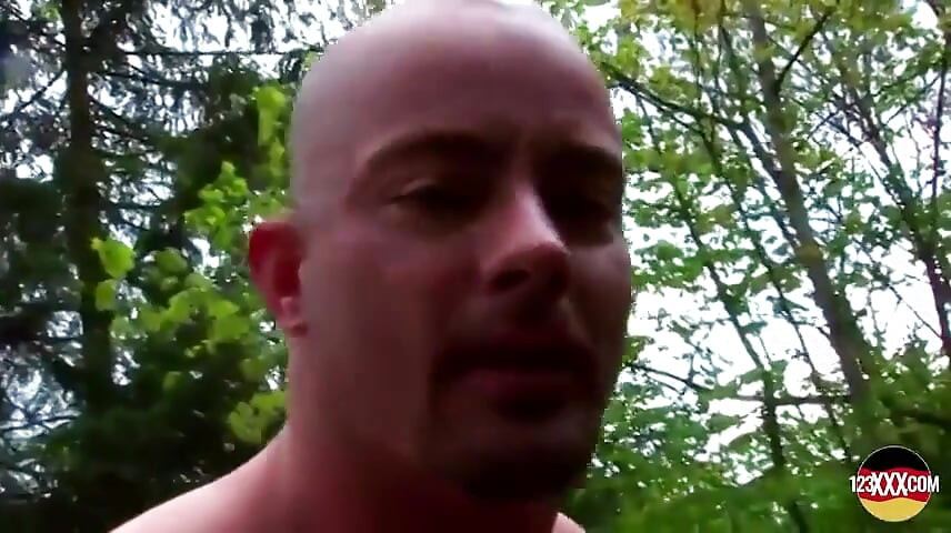 O fată drăguță agățată pentru niște supt și futai în aer liber