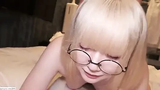 Eine atemberaubende zierliche blondine