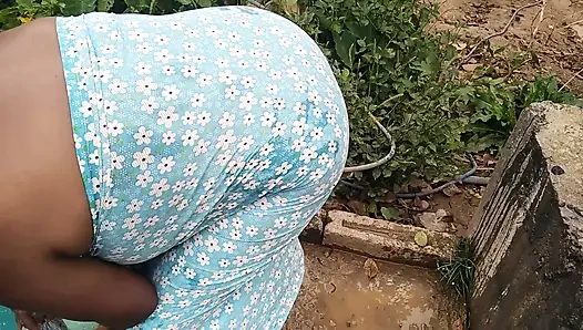 Desi indische MILF zeigt ihre erstaunlichen großen möpse und muschi, während sie badet