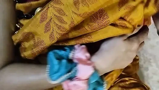 Бхабхи ввела секс-игрушку в киску и вынула сок из киски