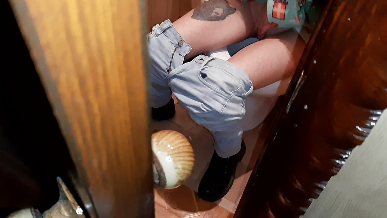 Eu peguei um estranho se masturbando no banheiro em um banheiro público e viemos ao mesmo tempo