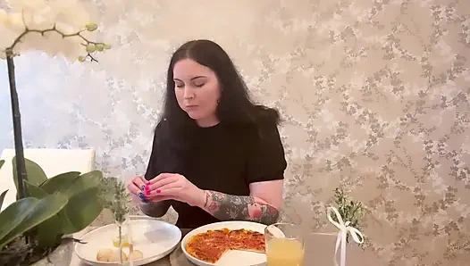 Miss ffw lagi asik makan pizza keju dan doughball