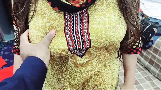 Домохозяйка дома одна, когда выходит ее муж