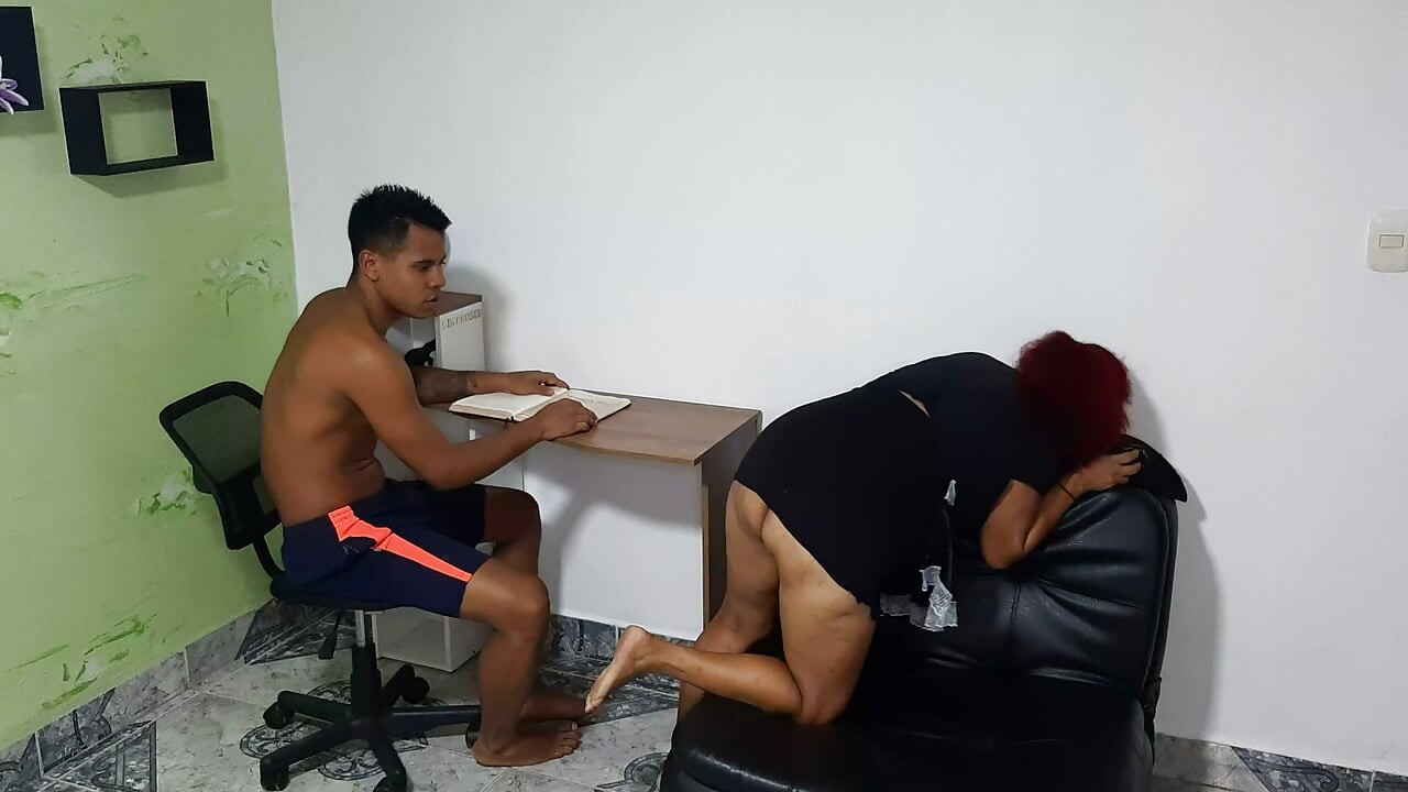 Sıcak mature üvey oğlunun lezzetli sikinin tadını çıkarıyor