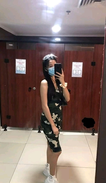Riskantes Filipina-Muschi-fingern im Laden, während kein Kunde da war