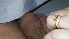 Stiefmutter hand rutscht unter "11"1998", berührt stiefsohn schwanz und gibt ihm einen langsamen handjob