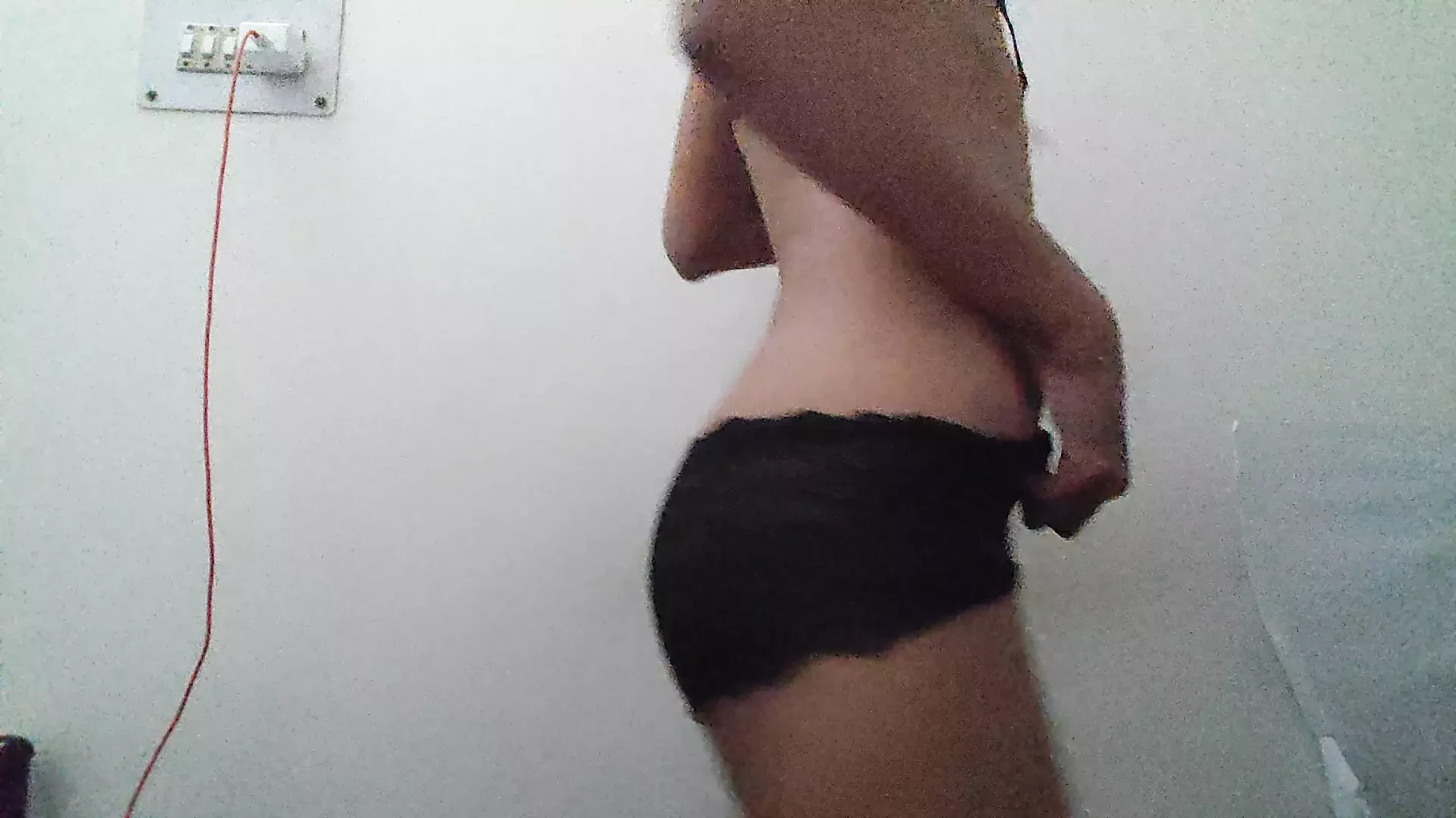 Punjabi Babe strippar och onanerar medan han är på telefon