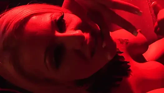 Tante dominan menutup mata pacarnya