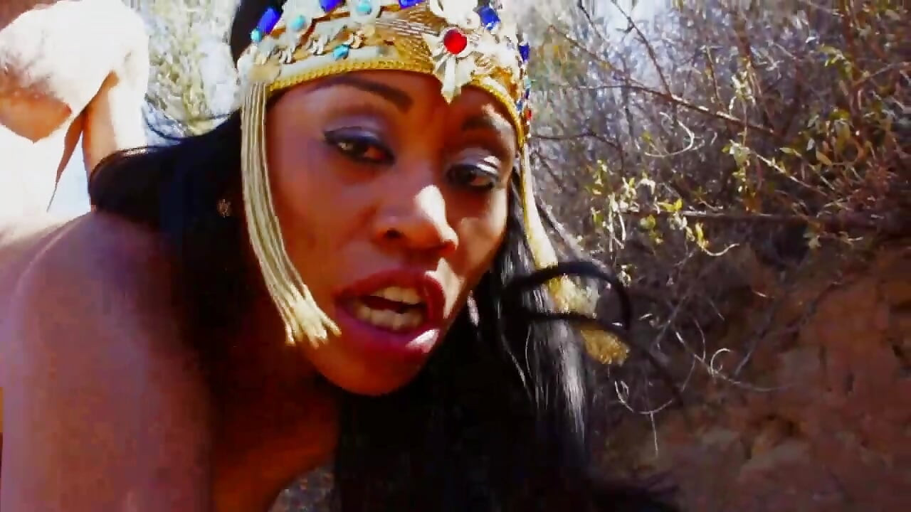 Vrelo jebanje na otvorenom za drolju željnu da puši