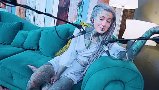 Aku lagi ngomongin tentang p - passion - asmr podcast sfw lagi ngobrol sama model bertato rambut gimbal gotik