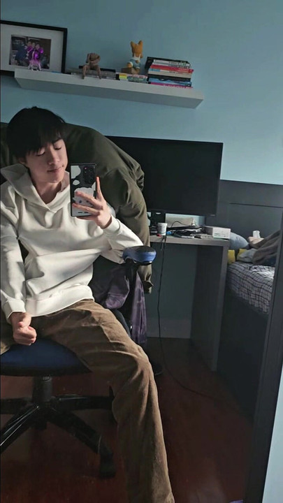 Азиатско момче си прави селфи пред огледалото и тайно се втвърдява