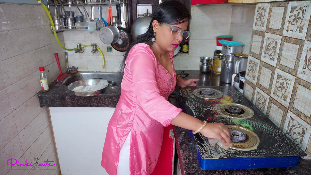 我的邻居狠狠地操我，直到他把精液填满我的奶子，他来到我家要蔬菜。