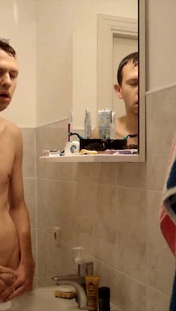 Un băiat homosexual timid geme și are orgasme în baie înainte de a pleca de la școală