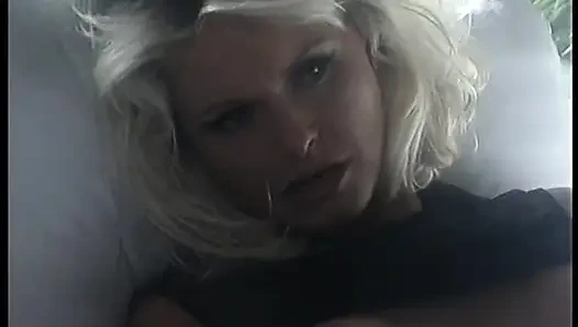 Memek sempit pelacur sange ini dientot habis-habisan sama kontol besar pria kulit putih