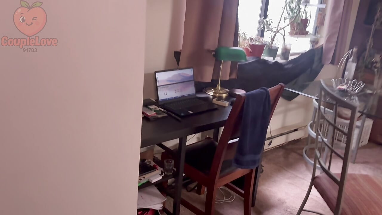 Genç komşu komşu aldatan orta yaşlı seksi kadından şeker ödünç alıyor