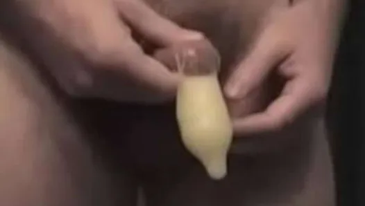 Интенсивный оргазм в презервативе