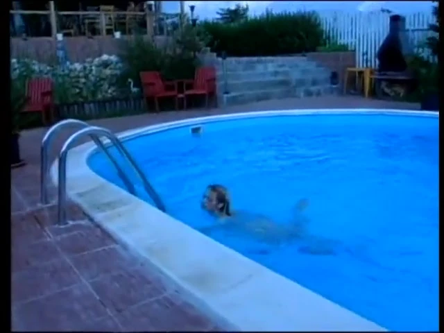 Seksi sürtük havuz başında sakso çekiyor ve çim sandalyesine boşalıyor