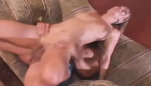 Sarışın hatun ıslak kanepede seansında genişliyor