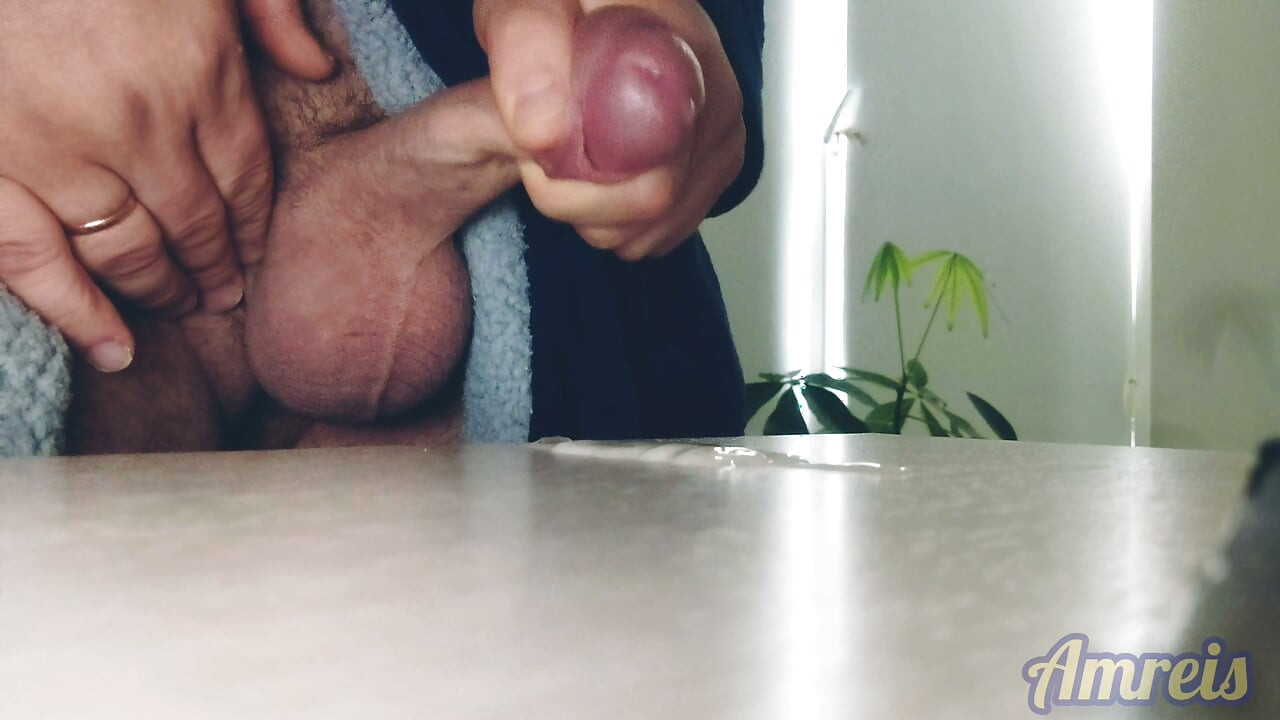 A tasty wank early in the morning and cum on the table.