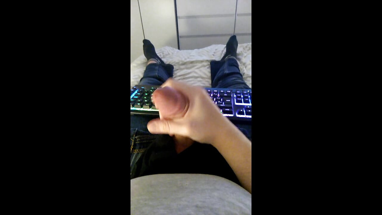 Ngocok kontol buru-buru pakai celana jinsku sambil muncrat