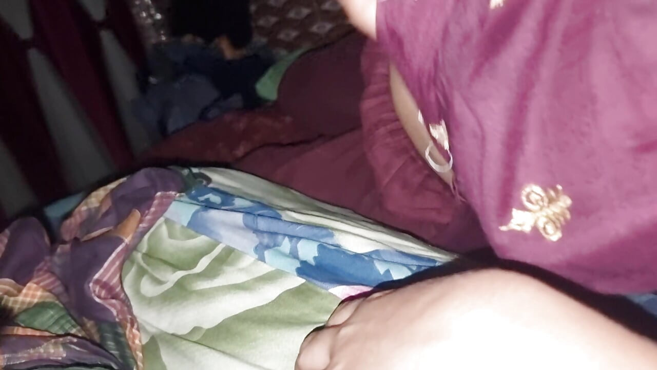 Hun spiller pikken min ved midnatt med puppene sine