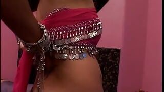 Une adolescente indienne se fait doigter et suce deux scrotums