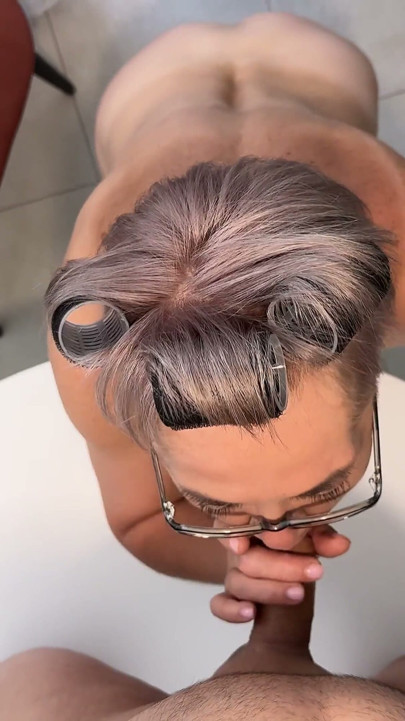 Old Grandma in Glasses Gets Fucked in Her Ass