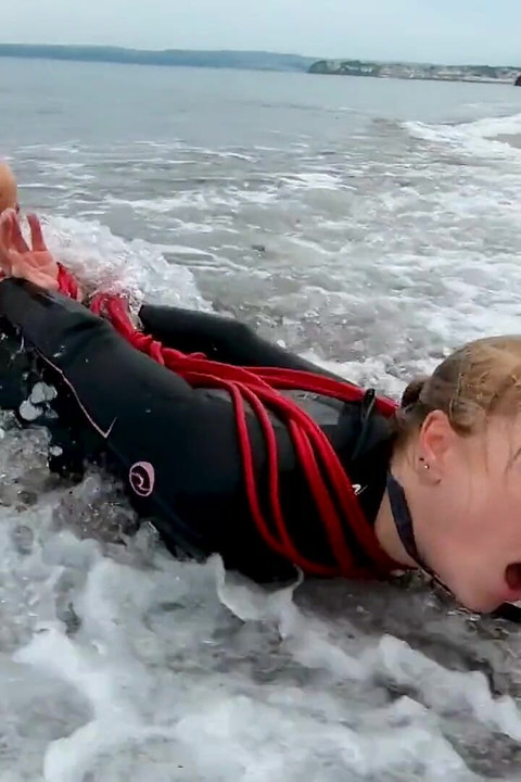 Hogtied em uma roupa de mergulho - Rope Bondage Escape Challenge na praia