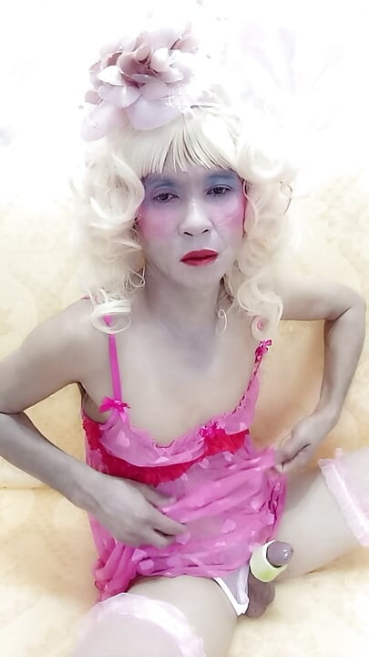 人妖梨穿着性感的色情拐杖自拍