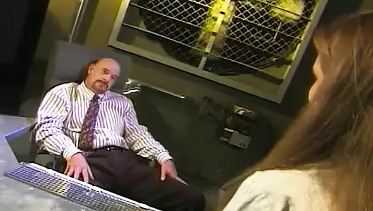 Sperma fressenden teenager wird sich bücken und im doggystyle gefickt