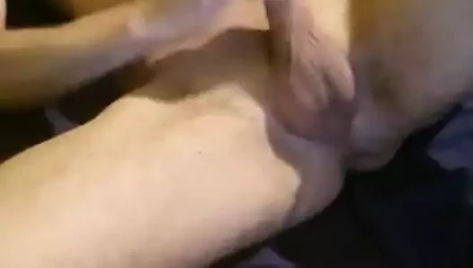 Genç Alman amatör mastürbasyon ve onun sıkı deliğini parmaklıyor!
