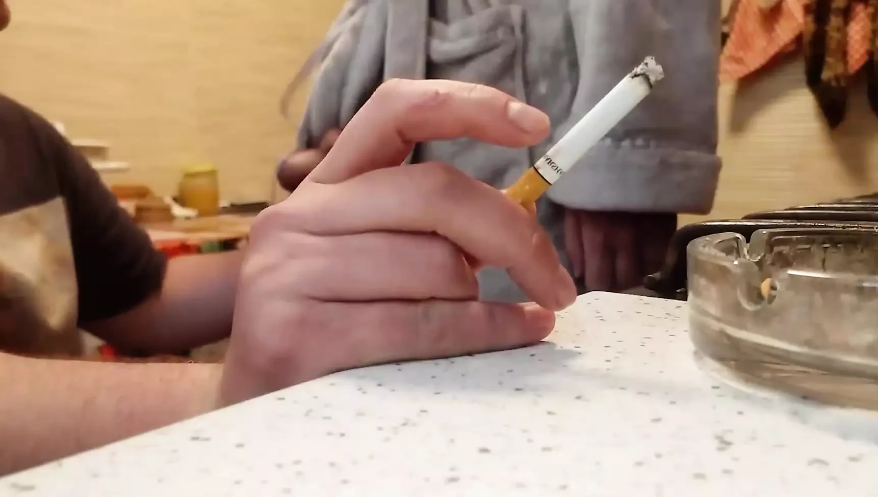 Cigarettázza a farkát és a spermáját
