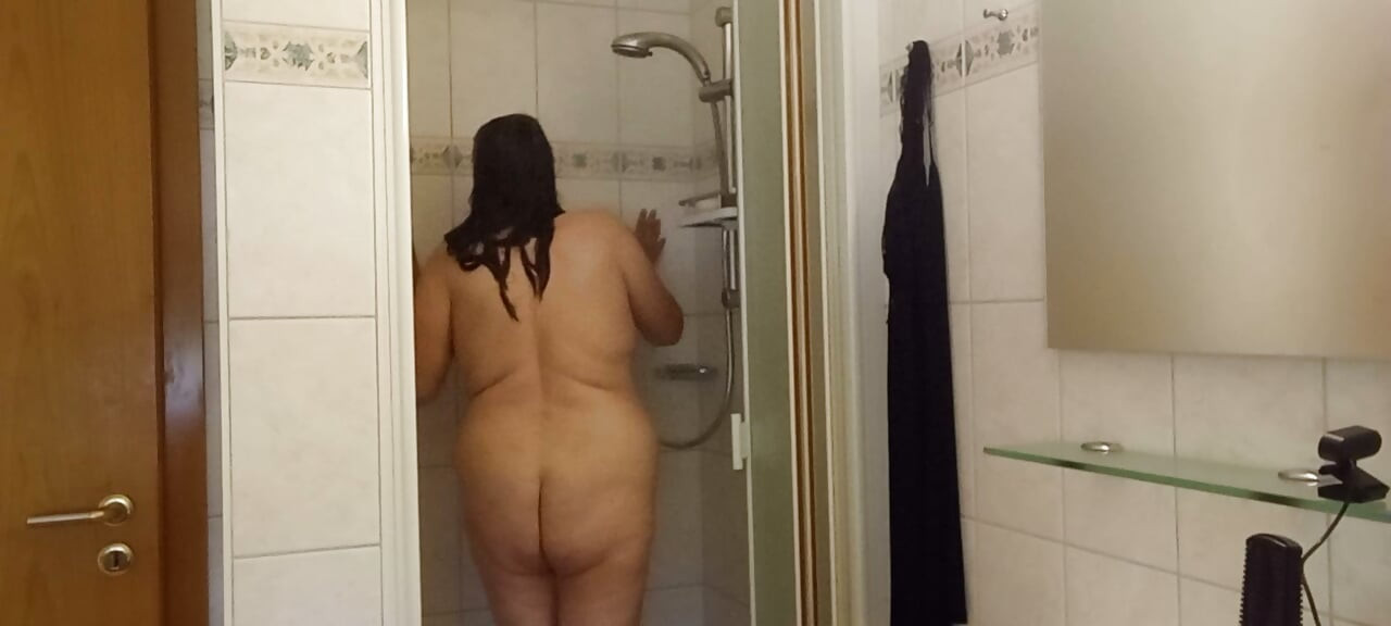 Παχιά BBW δείχνει το φυσικό της σώμα στο ντους - Μέρος 3