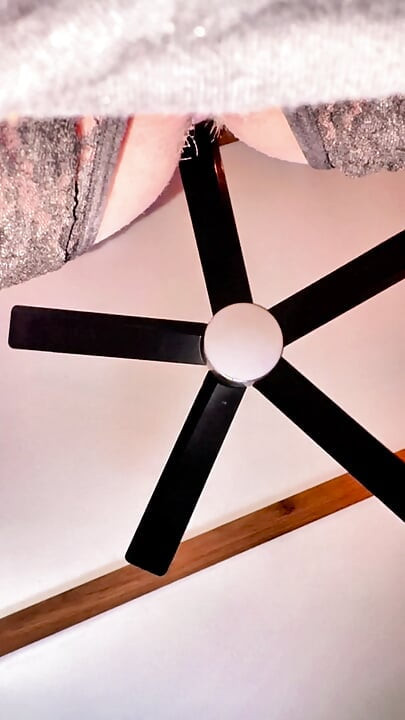 Isteri berambut merah panas memberikan blowjob kaki dan kemudian mengambilnya gaya doggy dengan pai krim.