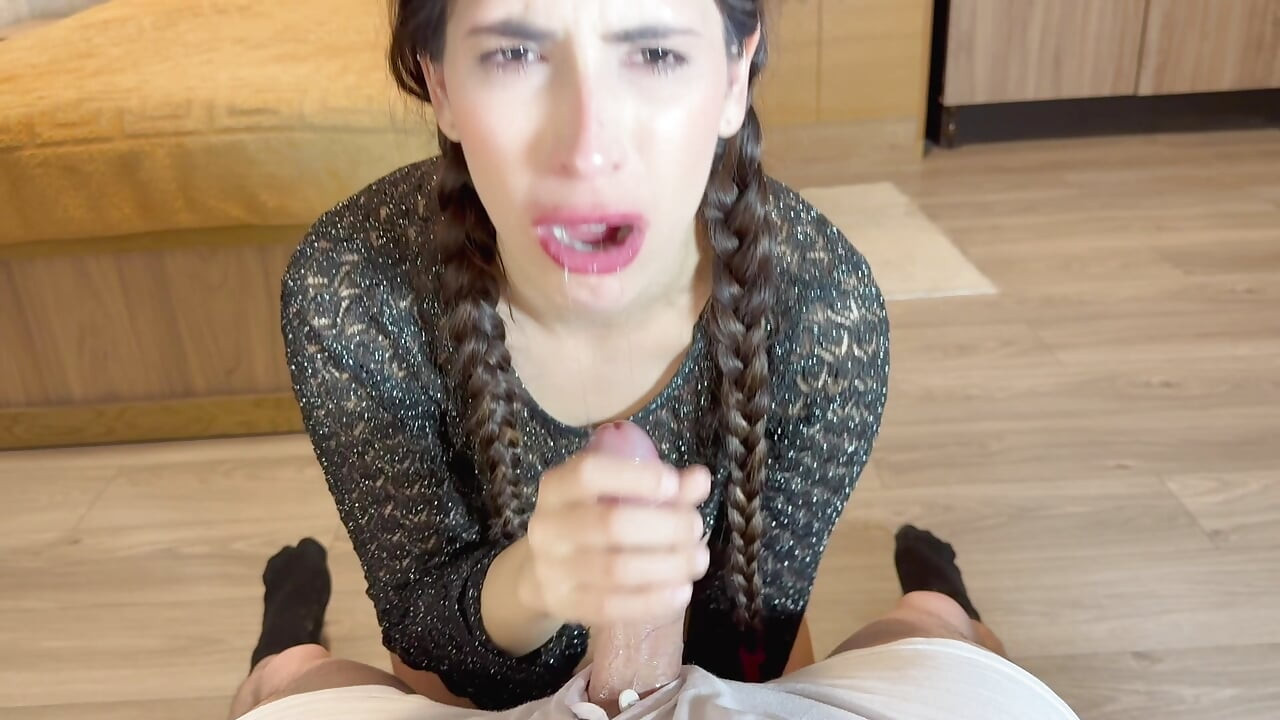 Jasmica, uma linda latina com uma bunda grande, fode o avô da amiga