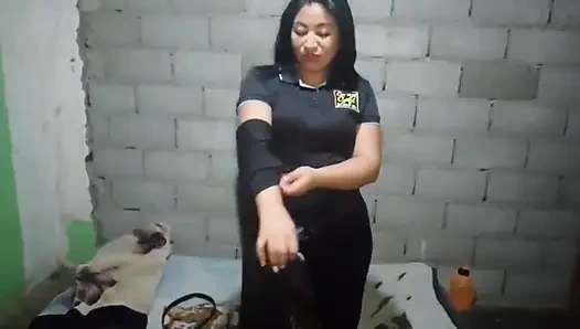 Büyük götlü latin esmer mastürbasyon yapıyor ve zevkle çığlık atıyor